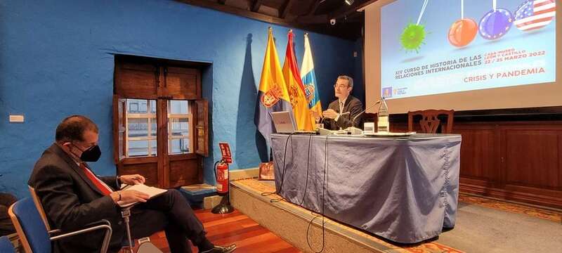 El catedrático Ricardo Martín de la Guardia, durante su conferencia en Telde / Jesús Ruiz