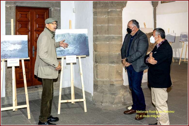 El comisario de la exposición Alex Hansen Machín explica uno de los panales de la exposición/Ildefonso Rodríguez.