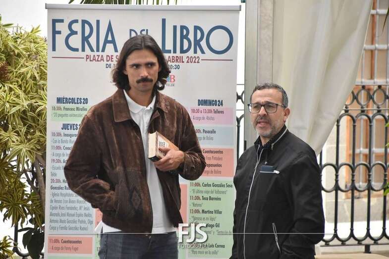 Teodoro Jiménez, autor de la obra, y el concejal de UP, César Santana, en la Feria del Libro de Telde/Francisco Javier Santana.