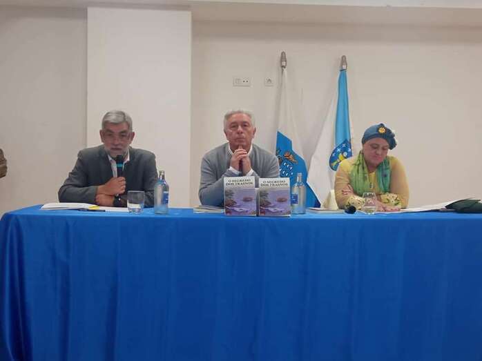Acto de anoche en la Casa de Galicia. José Manuel Espiño, en el centro de la imagen/TA.