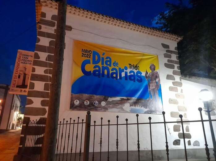Lona anunciadora del Día de Canarias colocado en San Juan/TA.