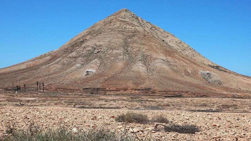 Tindaya, la montaña sagrada de los majos, atesora el mayor yacimiento de podomorfos del mundo de origen africano/Alejandro Ramos/CanariasAhora.