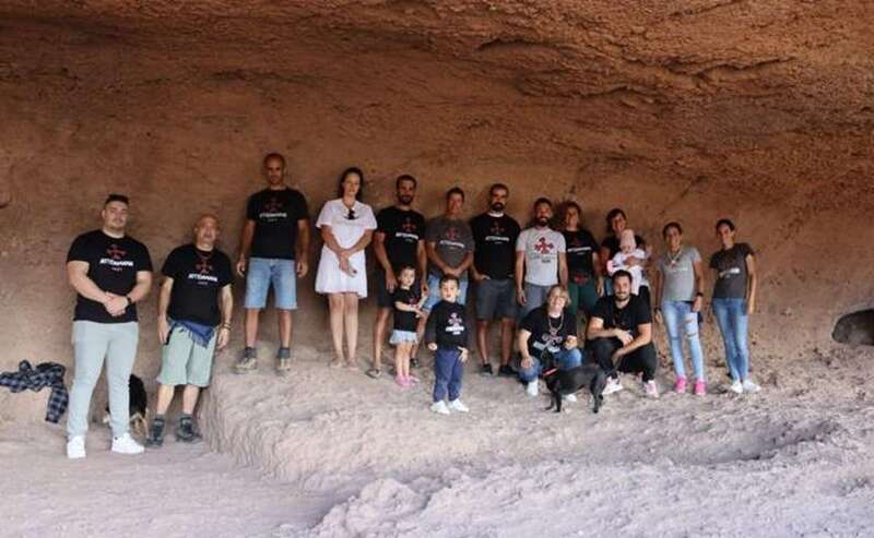Componentes del colectivo posan en el interior de una de las cuevas de Cuatro Puertas. / ATTIDAMANA