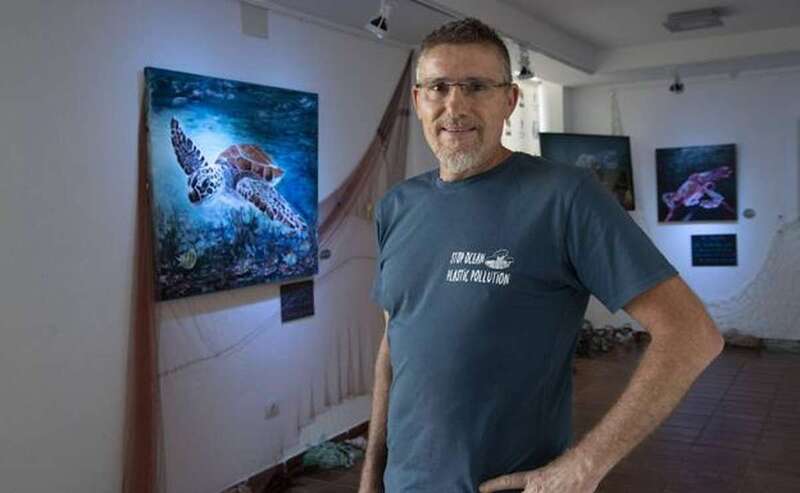 El pintor aruquense trae Mar y Mal a las paredes del Teatro de Telde / C7 Arcadio Suárez