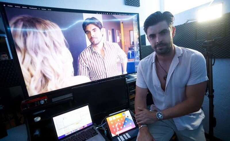 Colomé posa delante de una escena que grabó para una serie mexicana / COBER