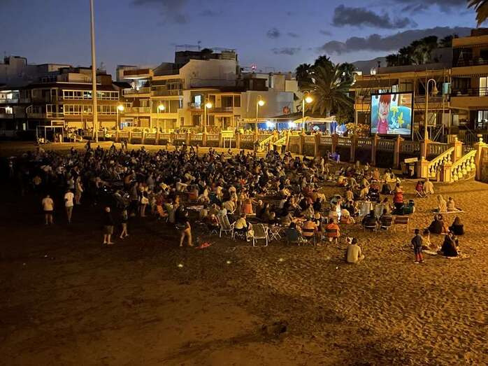 Imagen del publico asistente a la primera proyección del Cine de Verano en Salinetas/Francisco Javier Santana.