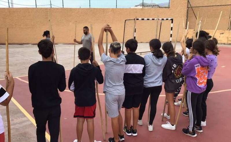 Alumnos del IES Las Huesas en una clase práctica del juego del garrote/C7