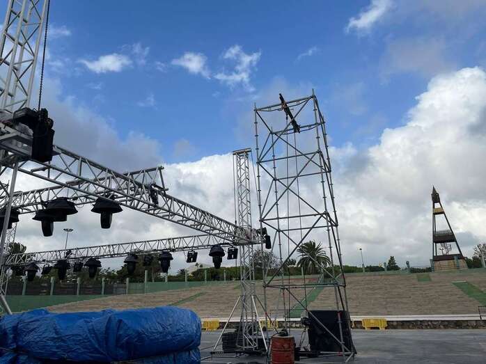 Montaje del escenario para el concierto de esta noche en Telde/TA.