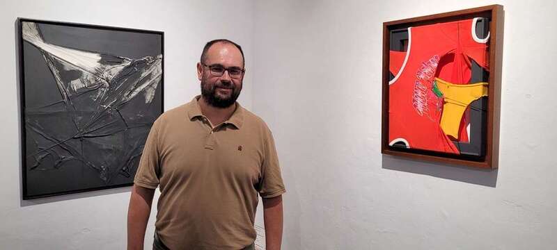 El artista Mateo Alemán, durante la inauguración de su exposición / Jesús Ruiz