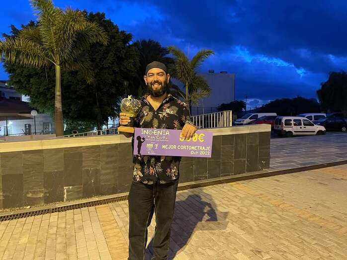 Ado Santana con el premio y la estatuilla/TA.