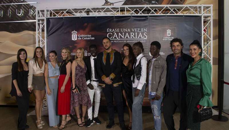 El director con los artistas de la película/TA.