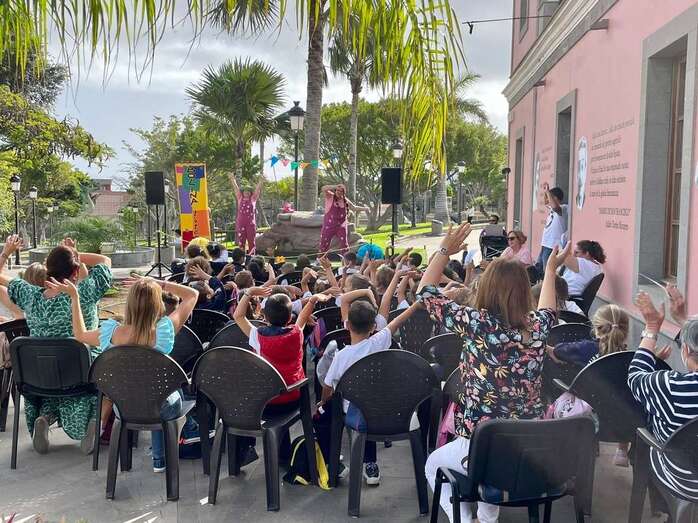 Espectáculo para escolares en el parque urbano de Arnao/TA.