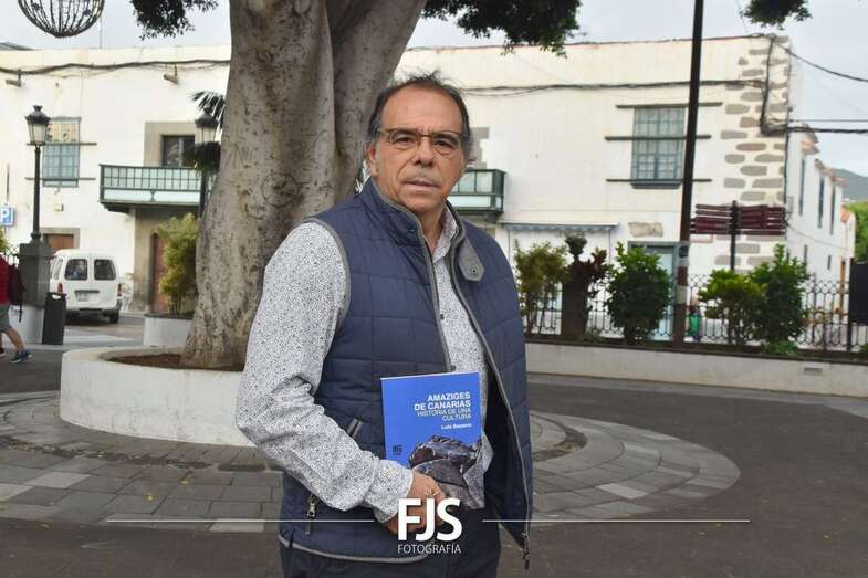  Luis Socorro, autor de Amaziges de Canarias, historia de una cultura, posa con un ejemplar de su libro en la Plaza de San Juan de Telde/Francisco Javier Santana.