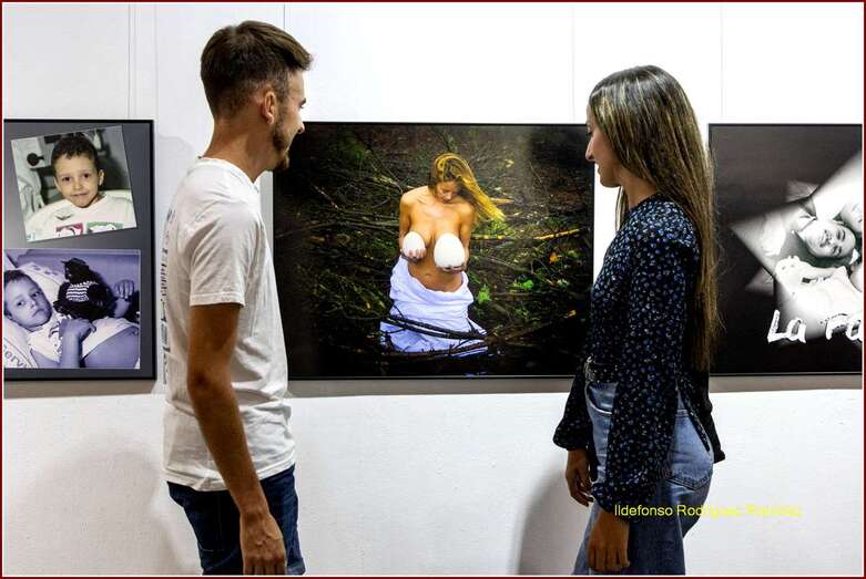 Dos jóvenes visionan los cuadros de la muestra/Ildefonso Rodríguez.