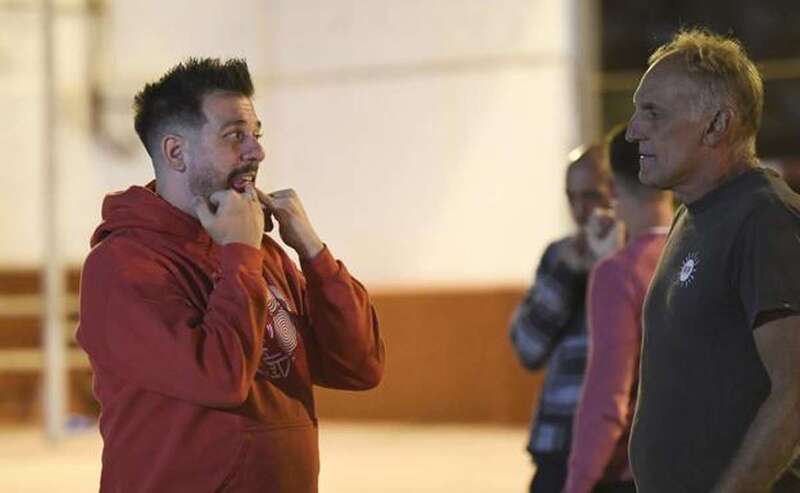 Otoniel muestra cómo colocar los dedos para emitir un potente silbido. / JUAN CARLOS ALONSO