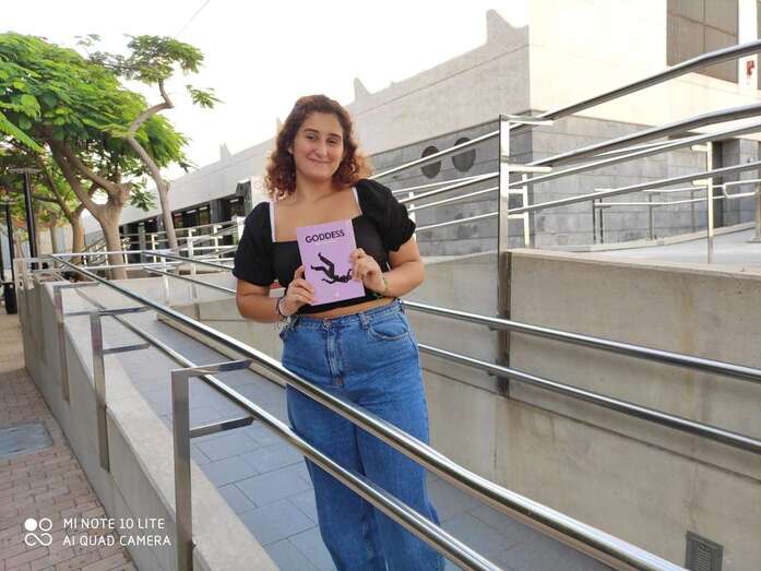 La teldense Giselle Waló, con su libro Goddess / TA