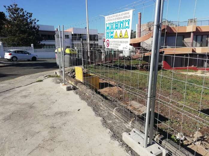 Trabajos de renovación del vallado metálico que protege el yacimiento arqueológico de La Garita/TA.