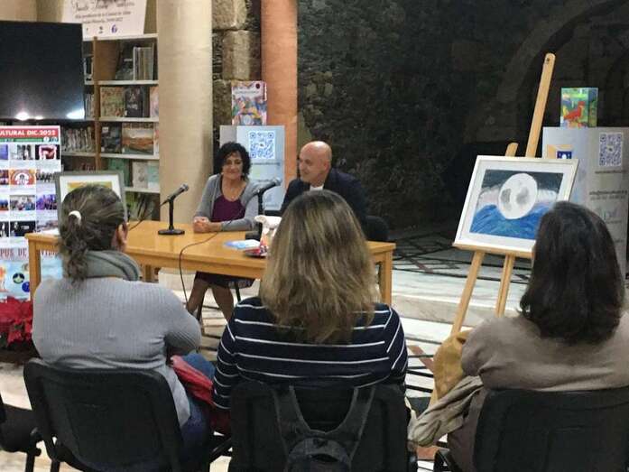La presentación tuvo lugar en la sala de actos de la Biblioteca Municipal Saulo Torón/TA.