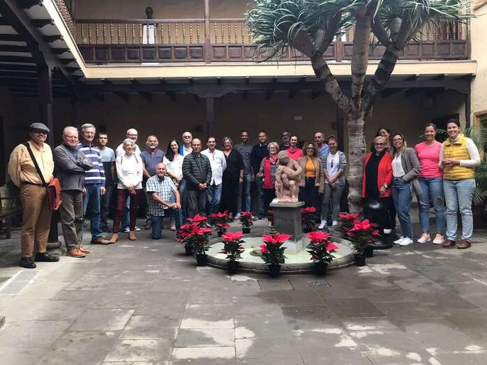 Los asistentes con el escritor y periodista Santiago Gil en el patio de la Casa.Museo León y Castillo/TA.