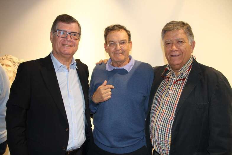 Luis Arencibia (c), con el cronista de Telde, Antonio María González, y el escultor Máximo Riol/TA.