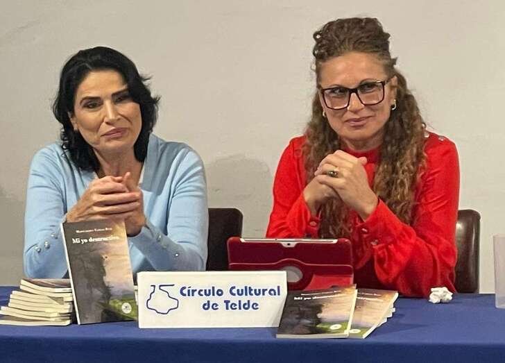La autora del libro Mari Carmen Vargas (i) con la presentadora del acto, Rita Hernández/TA.