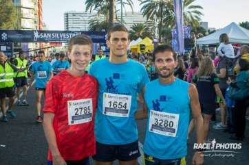 Francisco Cabrera Galindo, en el centro de la imagen, de los tres primeros clasificados de la prueba (Race Photos)