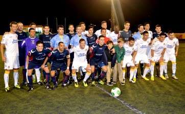 Foto de familia entre los dos equipos y el cuarteto arbitral (Foto TA)