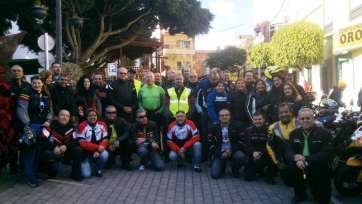 Los moteros posan para TA antes de partir hacia Artenara, hace unos minutos (Foto TA)