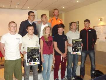 Foto de familia entre organización y participantes (Foto: TA)