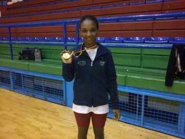 Bintou Diallo, al finalizar el entrenamiento, con la medalla de oro lograda (Foto TA)