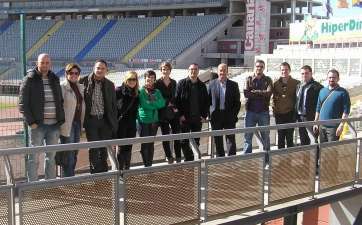 La junta directiva de la ACEGEDE posa en el Estadio Gran Canaria tras la reunión (Foto: TA)