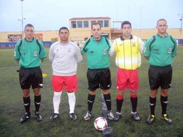 Capitanes y dúo arbitral de Telde y Unión Viera en el partido amistoso de la pretemporada 2012 (Foto: TA)