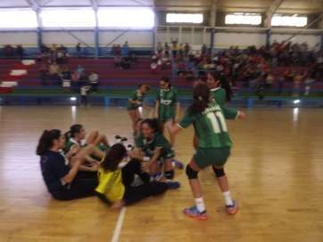 Las jugadoras celebran su campeonato insular en el parquet del Antonio Moreno (Foto: TA)