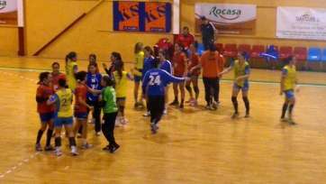 Las jugadoras de ambos equipos se saludan tras el bocinazo final del partido (Foto: TA)