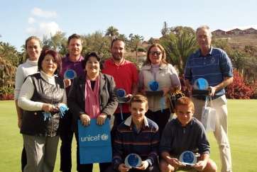 Los premiados, junto a la presidenta de Unicef, Nereida Castro, y a la directora delc lub, María Glez Tuñón (Foto: TA)