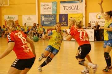 Davinia López anotó 10 goles para el Rocasa en el partido (Foto TA)