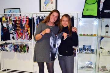 Verónica Navarro (d), con Angie Ortiz, representante en Canarias de la empresa (Foto TA)