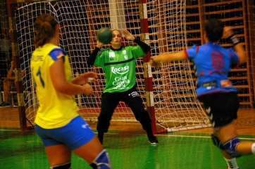 Davinia López (i), con 9 goles, máxima anotadora (Foto M.A. Umpierrez)