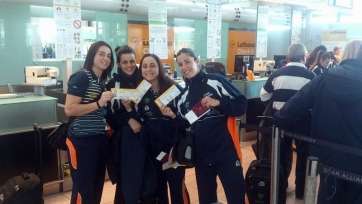 Jugadoras del Rocasa facturando en Barcelona (Foto Yubal Moreno)