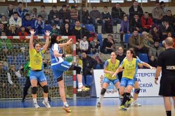 La rapidez y altitud de las jugadoras rusas complicaba el trabajo a la defensa del Rocasa (Foto TA)