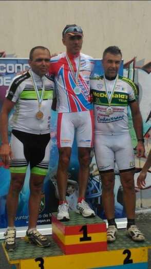 Braulio Pérez, junto a Guillermo Báez, en el podio (Foto TA)