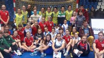 Las jugadoras, con el aficionado ruso al terminar el partido (Foto TA)