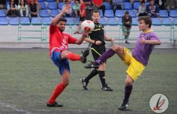 Eric Curbelio pelea por una pelota en un momento del partido (Foto Sergio Betancort - LanzaroteDeportiva)