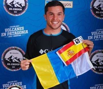 Marcos Yánez porta la bandera canaria y española al recoger las acreditaciones de participación (Foto TA)