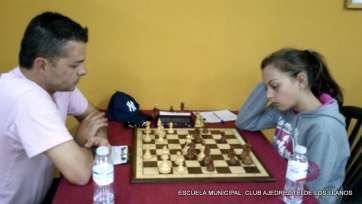 Elisabeth Martel (d), en un momento de su partida (Foto C.A. Telde Los Llanos)