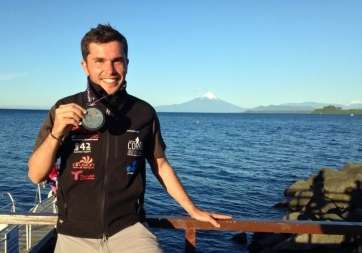 Marcos Yánez, con la medalla de participación colgada al cuelo (Foto colgado en su Facebook)