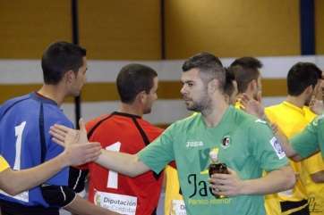 Jonathan Hernández saluda a sus contrincantes antes del choque amistoso (Foto TA)