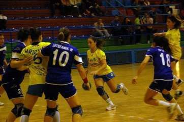 Mela encara a los centrales del Mar Alicante en la temporada 2012-2013 (Foto M.A. Suárez)