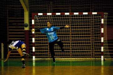 Silvia Navarro intenta detener el disparo de una jugadora del Aula (Foto M.A. Suárez)