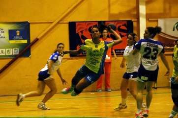 Almudena Rodríguez intenta un lanzamiento contra el Aula Cultural (Foto Miguel Ángel Suárez-CB Remudas)